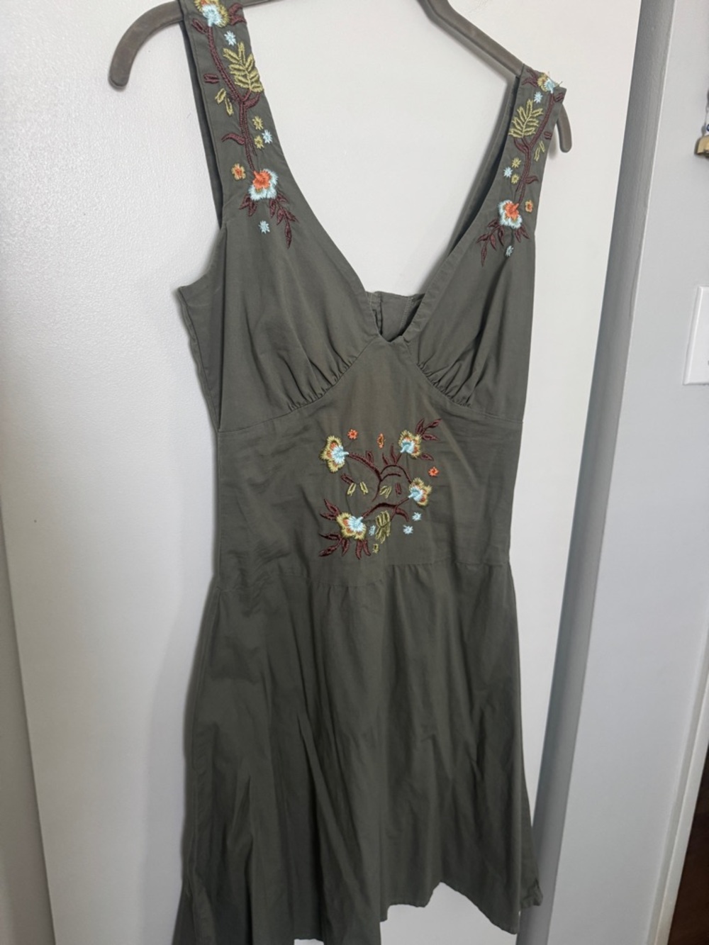 Vintage Olive Green Embroidered V-Neck Midi Dress - Picture 3 of 9